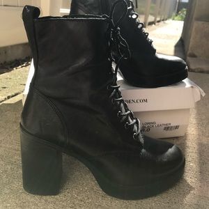 Steve Madden black Lacey up boots